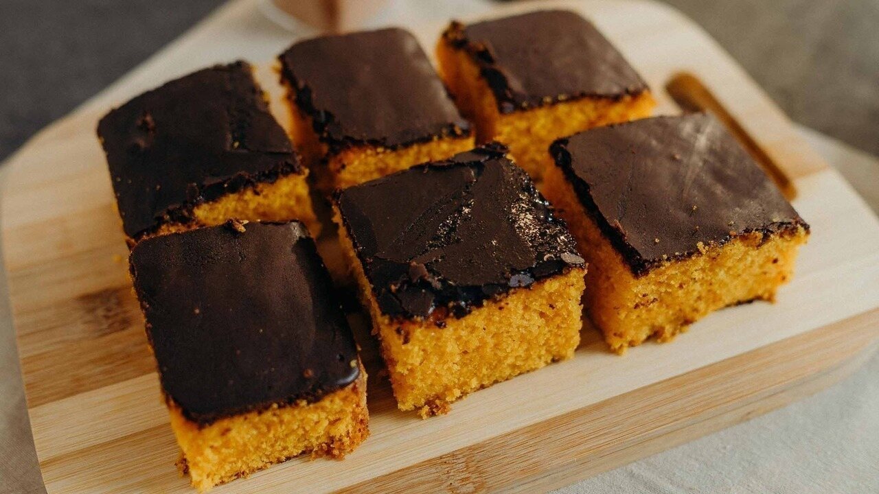 Aprenda uma receita fácil de bolo de cenoura feita no liquidificador com poucos ingredientes